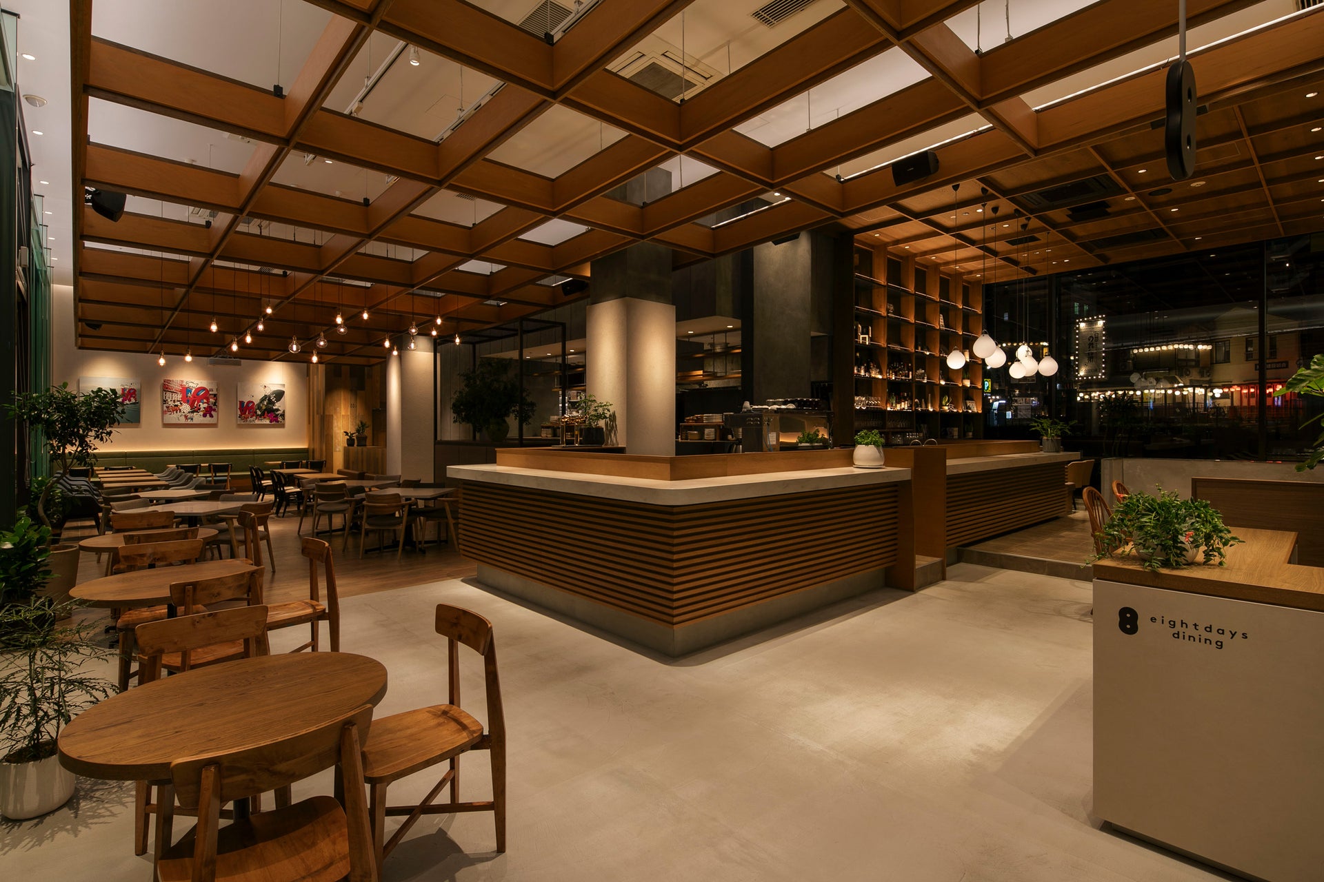 エイトデイズダイニング：夜の店内イメージ
